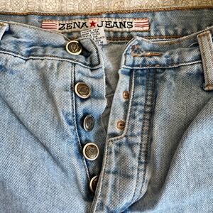 Zena Jeans‎ Women's Size 13 Light Wash Denim Shorts Button Fly Rose Embroidered